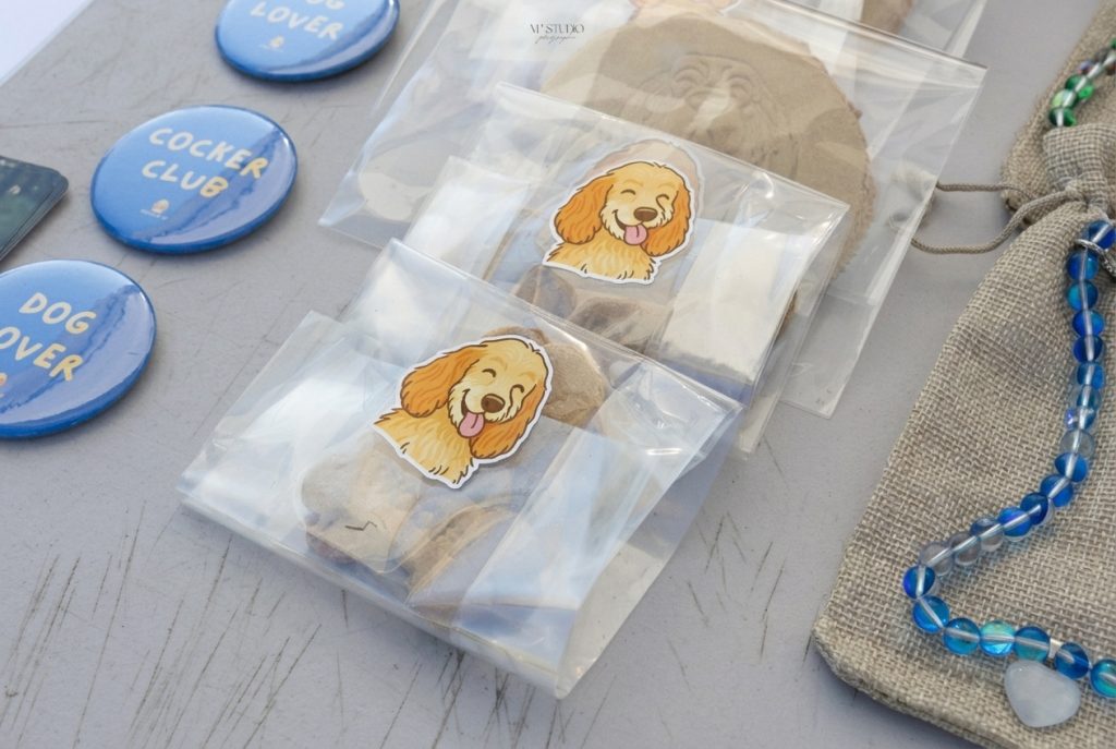 Badges Cocker Club et Dog Lover et sachets de friandises artisanaux sur le stand Kodux and Co